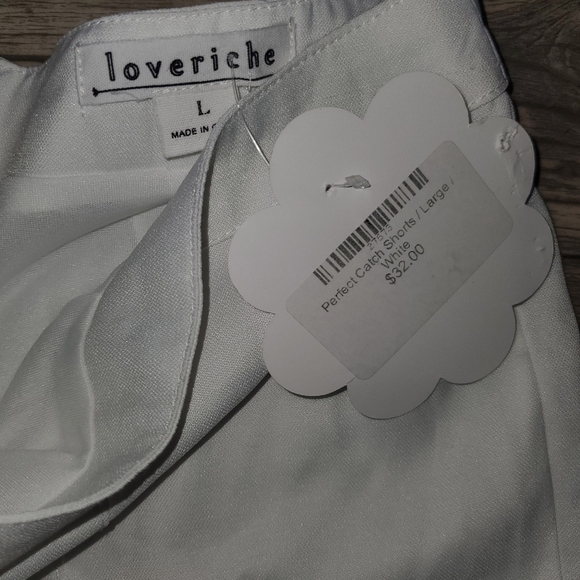 Beautiful white shorts with layered trim 😍😍 NWT - Picture 2 of 6